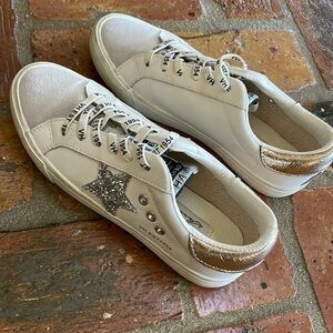 Size 8 Vintage Havana sneakers.